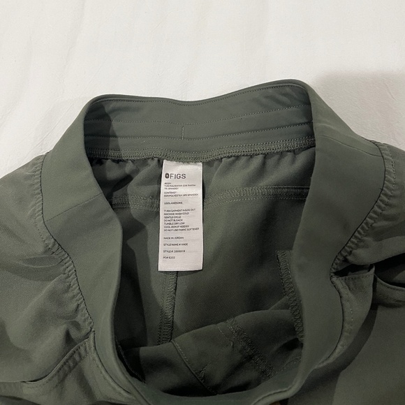 Figs Moss Kade Petite Cargo Scrub Set - Picture 2 of 5